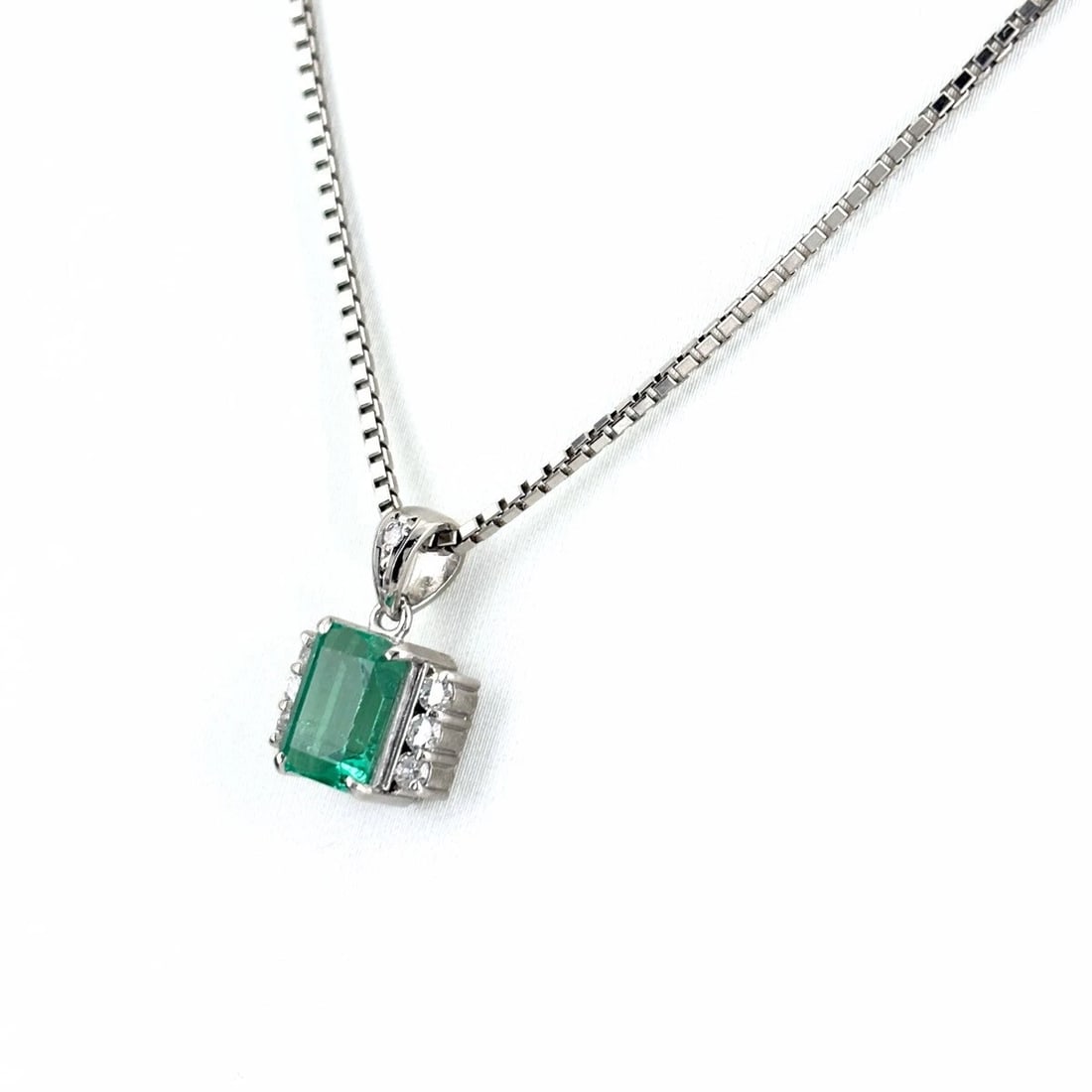 EMERALD DESIGN NECKLACE PLATINUM PENDANT MELEE DIAMOND: Emerald design necklace Platinum Pendant melee diamond Brand: Unbranded Type/Style: Necklace Material: Pt900 Pt850, Main Stone/Creation Emerald Diamond Color: None Size: Chain / code 40cm(15.7")Chain 