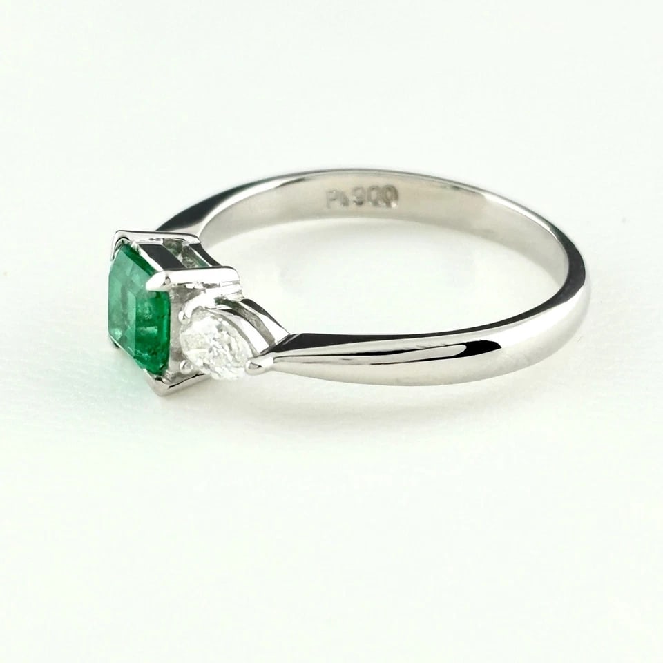 EMERALD DESIGN PLATINUM MELEE DIAMOND RING: emerald design Platinum melee diamond Ring Brand: Unbranded Type/Style: Ring Material: Pt900, Main Stone/Creation Emerald diamond Color: None Size: US 5.5 to 6 Accessories: None Accessorie