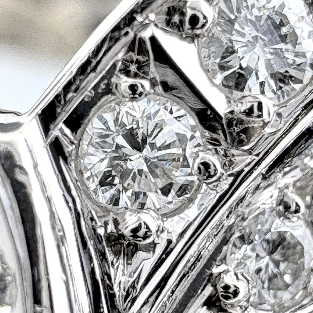 MELEE DIAMOND DESIGN PLATINUM RING - 2