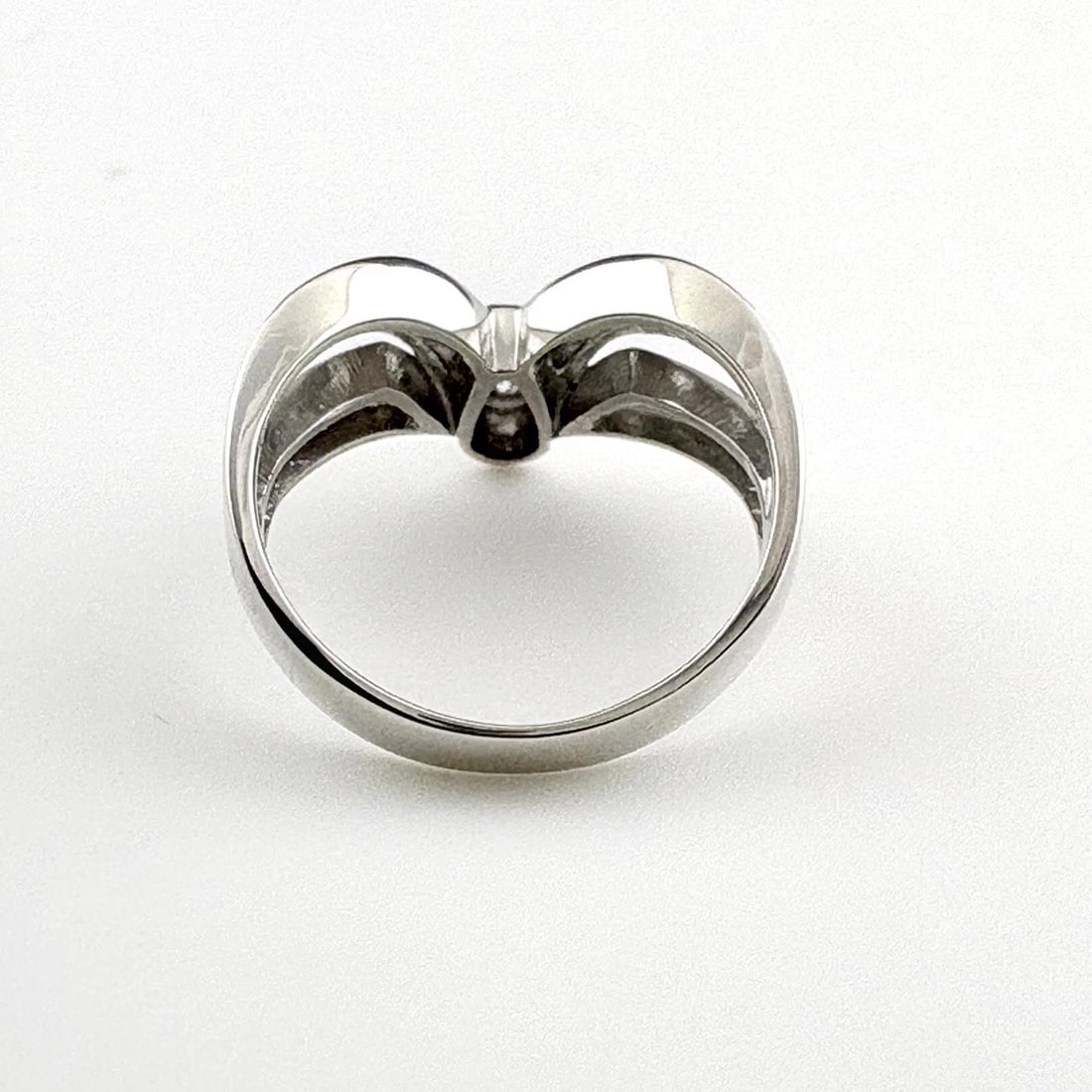 MELEE DIAMOND DESIGN PLATINUM RING - 4