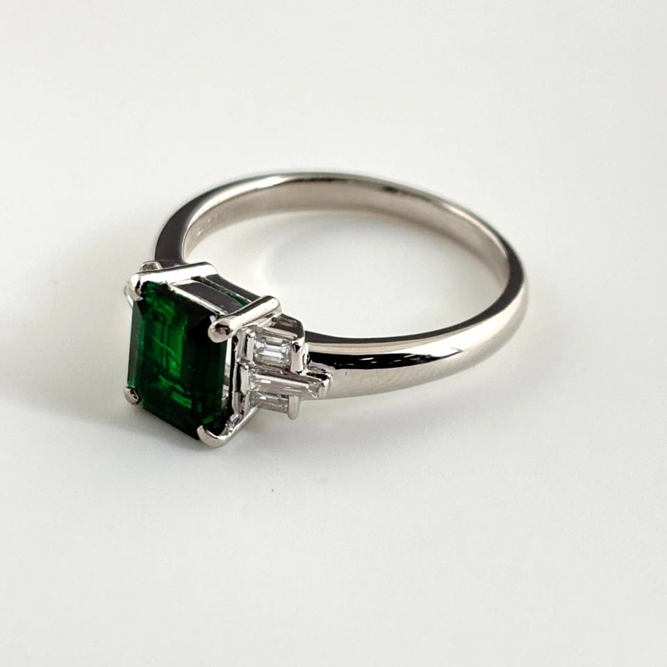 EMERALD DESIGN PLATINUM MELEE DIAMOND RING: emerald design Platinum melee diamond Ring Brand: Unbranded Type/Style: Ring Material: Pt900, Main Stone/Creation Emerald Diamond Color: None Size: US 7.5 to 8 Accessories: None Accessorie
