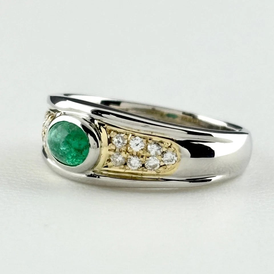 EMERALD DESIGN PLATINUM YG YELLOWGOLD MELEE DIAMOND RING: emerald design Platinum YG YellowGold melee diamond Ring Brand: Unbranded Type/Style: Ring Material: Pt850 18K, Main Stone/Creation Emerald Color: None YellowGold Size: US 6.5 Accessories: None