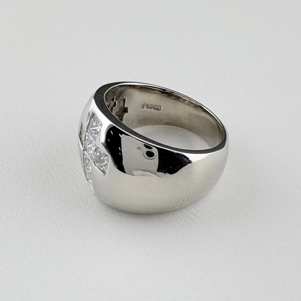 CROSS MOTIF DESIGN PLATINUM MELEE DIAMOND RING: cross motif design Platinum melee diamond Ring Brand: Unbranded Type/Style: Ring Material: Pt900, Main Stone/Creation Natural Color: PT Size: US 6 to 6.5 Accessories: None Accessories Notice: When