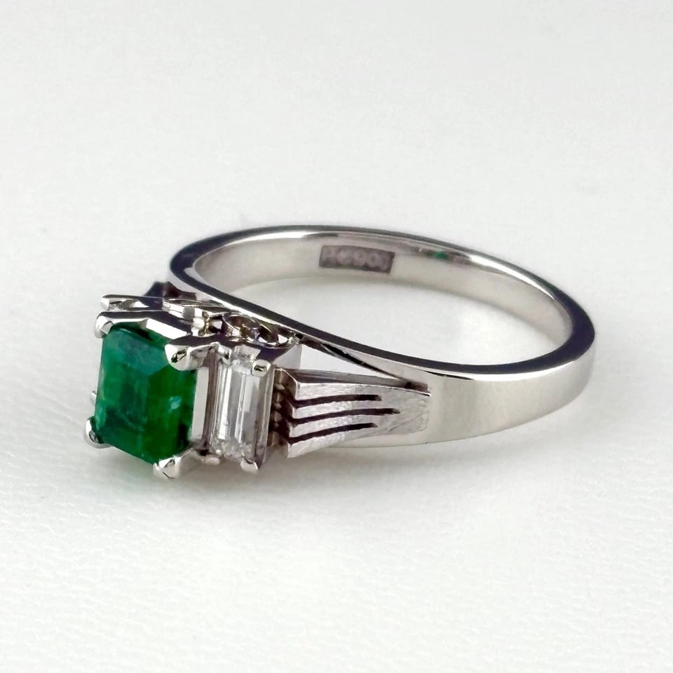 EMERALD DESIGN PLATINUM MELEE DIAMOND RING: emerald design Platinum melee diamond Ring Brand: Unbranded Type/Style: Ring Material: Pt900, Main Stone/Creation Emerald diamond Color: None Size: US 5 to 5.5 Accessories: None Accessories Notice: