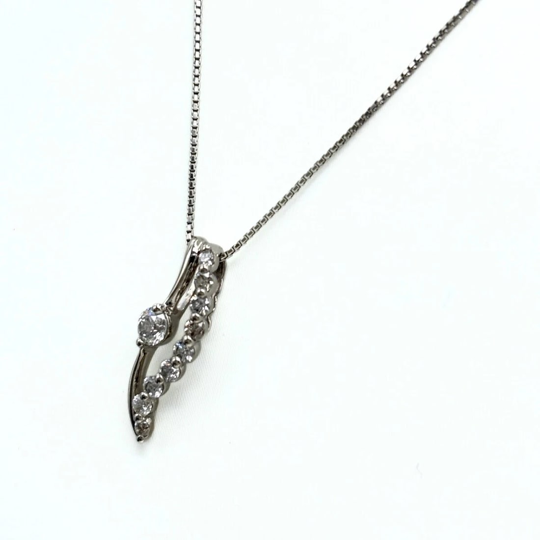 DIAMOND DESIGN NECKLACE PLATINUM PENDANT MELEE: Diamond design necklace Platinum Pendant melee Brand: Unbranded Type/Style: Necklace Material: Pt900 Pt850, Main Stone/Creation Natural Color: None Size: Chain / code 45cm(17.7")Chain width