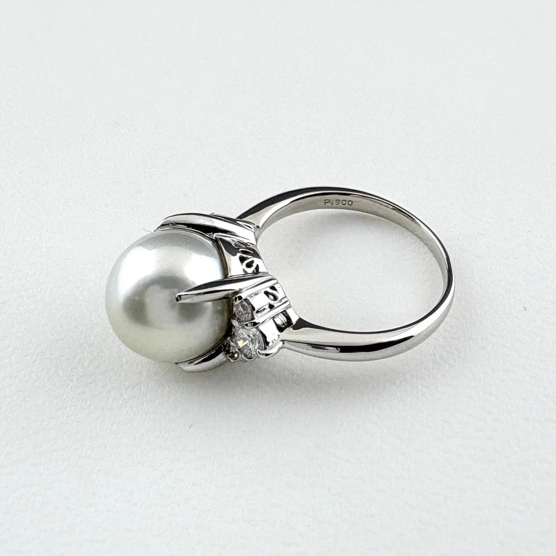 PEARL DESIGN PLATINUM MELEE DIAMOND PEARL RING: pearl design Platinum melee diamond pearl Ring Brand: Unbranded Type/Style: Ring Material: Pt900, Main Stone/Creation Pearl diamond Color: None Size: US 6 Accessories: None Accessories Notice: When