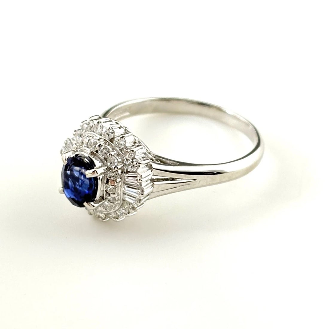 SAPPHIRE DESIGNPLATINUM MELEE DIAMOND RING: sapphire designPlatinum melee diamond Ring Brand: Unbranded Type/Style: Ring Material: Pt900, Main Stone/Creation sapphire diamond Color: None Size: US 7.5 to 8 Accessories: None Accessories Notice: