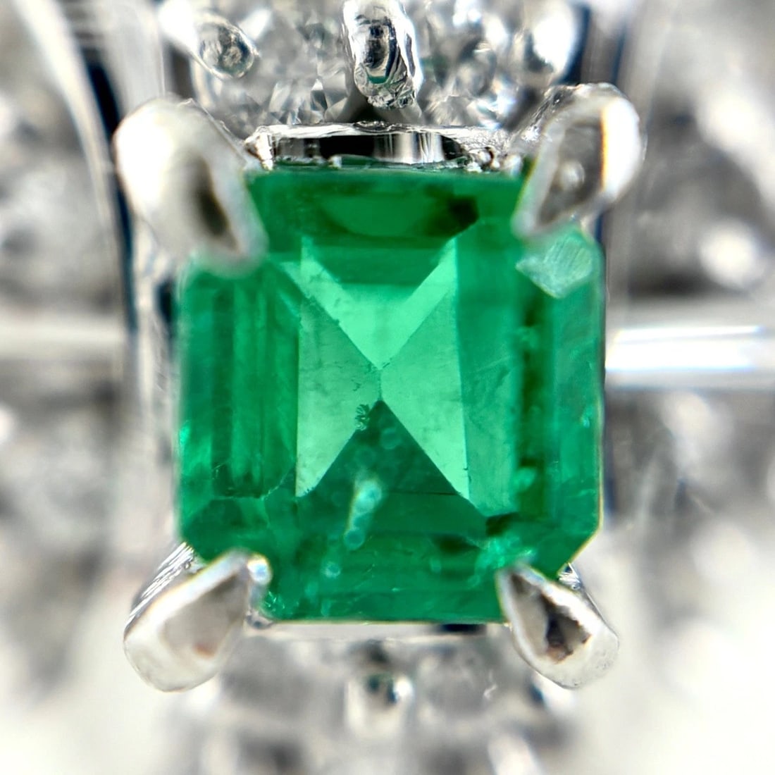 EMERALD DESIGN PLATINUM MELEE DIAMOND RING: emerald design Platinum melee diamond Ring Brand: Unbranded Type/Style: Ring Material: Platinum900, Main Stone/Creation Emerald Color: None Size: US 6.5 to 7 Accessories: None Accessories Notice: