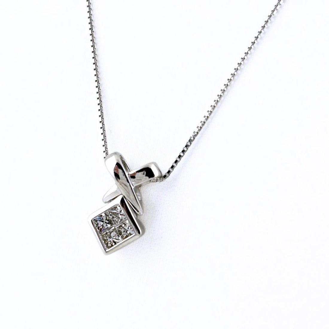 MELEE DIAMOND DESIGN NECKLACE PLATINUM PENDANT: melee diamond design necklace Platinum Pendant Brand: Unbranded Type/Style: Necklace Material: Pt900 Pt850, Main Stone/Creation Natural Color: None Size: Chain / code 49cm(19.3")Chain width