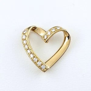 POLA HEART MOTIF PENDANT HEAD YELLOWGOLD MELEE DIAMOND: POLA Heart motif Pendant Head YellowGold melee diamond Brand: POLA Type/Style: Pendant Head Material: 750YG, Main Stone/Creation Natural Color: YG Size: Pendant size 19.6?20.0mm(0.8") Accessories: