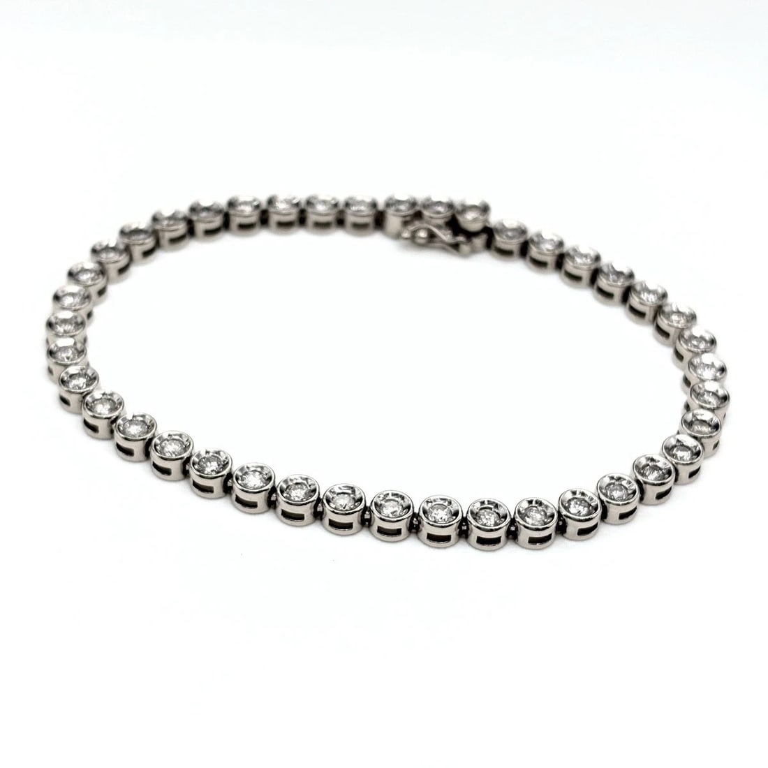 TENNIS PLATINUM D BRACELET PT850 DIAMOND: Tennis Platinum d Bracelet Pt850 diamond Brand: Unbranded Type/Style: Bracelet Material: Pt850, Main Stone/Creation Natural Color: Silver Size: Maximum Bracelet width 4.3mm(0.2") Accessories: None