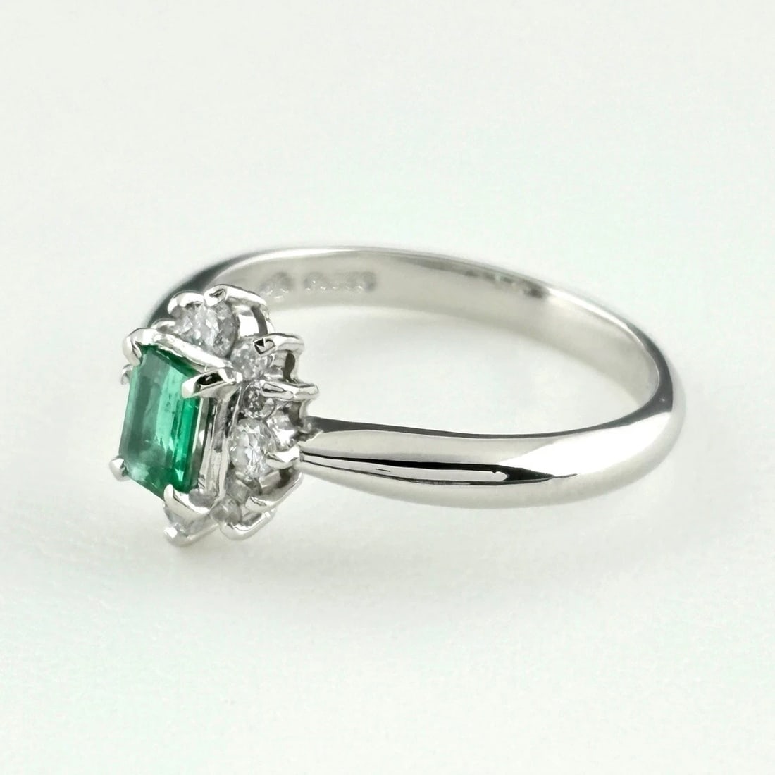 EMERALD DESIGN PLATINUM MELEE DIAMOND RING - 3
