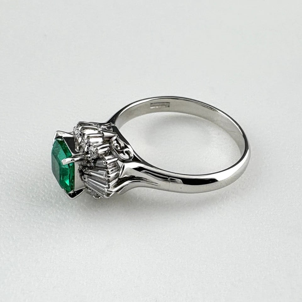EMERALD DESIGN PLATINUM MELEE DIAMOND RING: emerald design Platinum melee diamond Ring Brand: Unbranded Type/Style: Ring Material: Pt900, Main Stone/Creation Emerald Diamond Color: None Size: US 7 to 7.5 Accessories: None Accessories Notice: