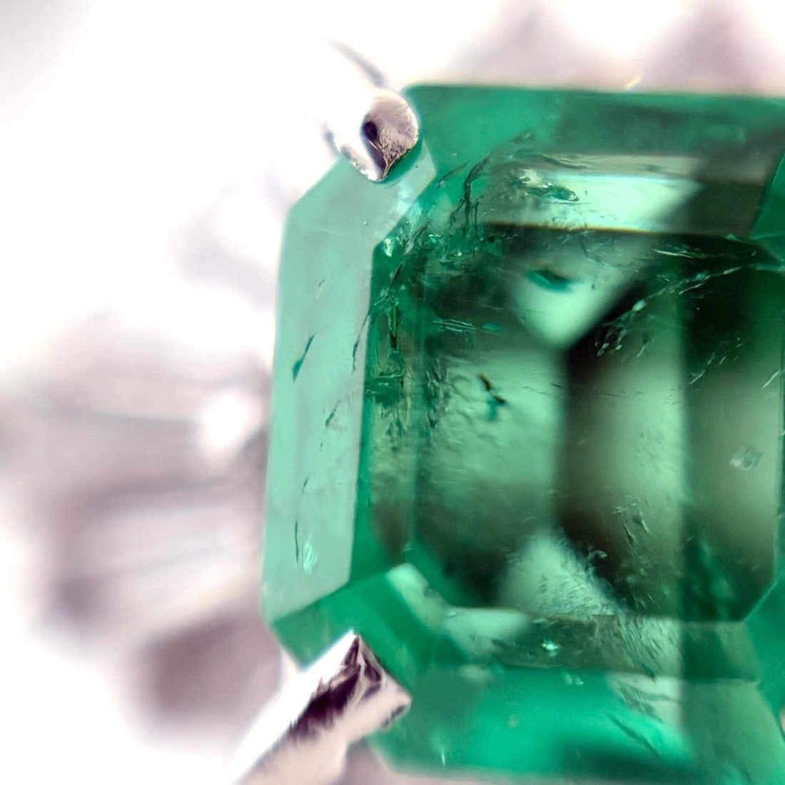 EMERALD DESIGN PLATINUM MELEE DIAMOND RING - 4