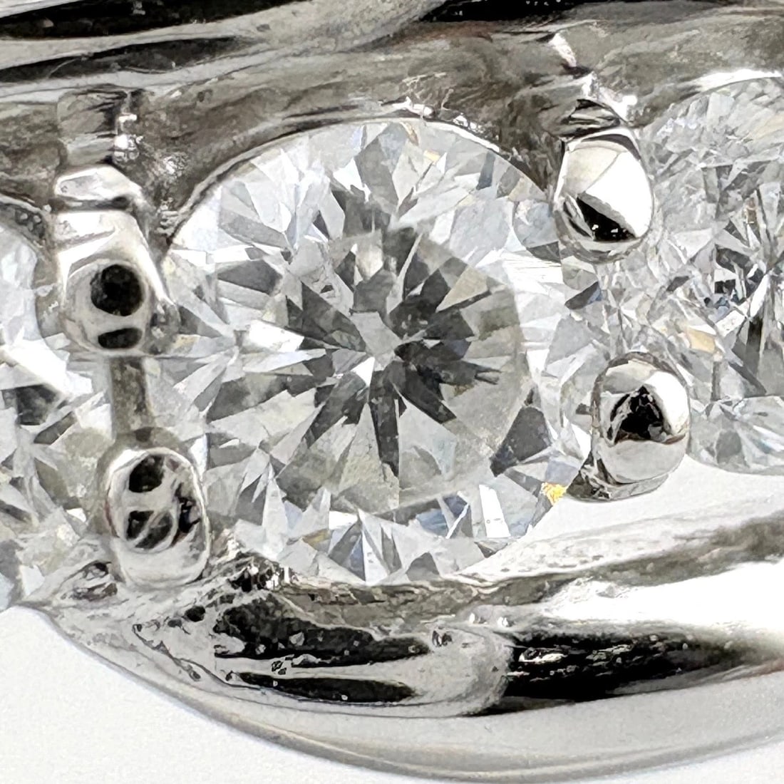 MELEE DIAMOND DESIGN PLATINUM RING - 2