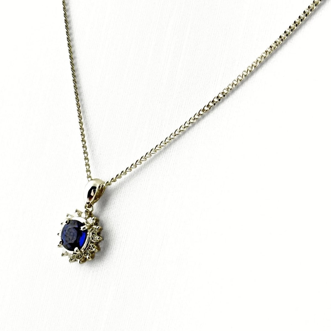SAPPHIRE DESIGN PLATINUM MELEE DIAMOND PENDANT NECKLACE: Sapphire design Platinum melee diamond Pendant Necklace Brand: Unbranded Type/Style: Necklace Material: Pt900 Pt850, Main Stone/Creation Sapphire Diamond Color: None Size: Chain / code 40cm(15.7") Cha