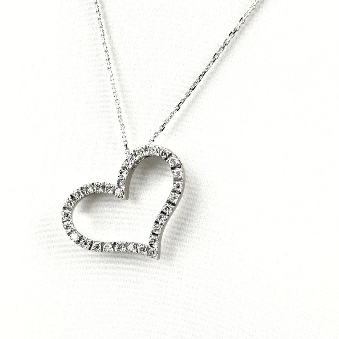 PONTE VECCHIO PENDANT DIAMOND NECKLACE 750: Ponte Vecchio Pendant diamond Necklace 750 Brand: Ponte Vecchio Type/Style: Necklace Material: 750, Main Stone/Creation Natural Color: None Size: Chain width 0.8mm(0.0")Pendant size 17.5?22.9mm(0.7")