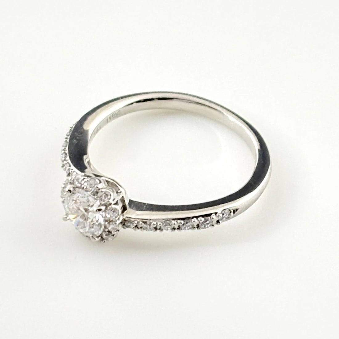 STAR JEWELRY MELEE DIAMOND DESIGN PLATINUM RING: STAR JEWELRY melee diamond design Platinum Ring Brand: STAR JEWELRY Type/Style: Ring Material: Pt950, Main Stone/Creation Natural Color: None Size: US 3.5 to 4 Accessories: None Accessories Notice: