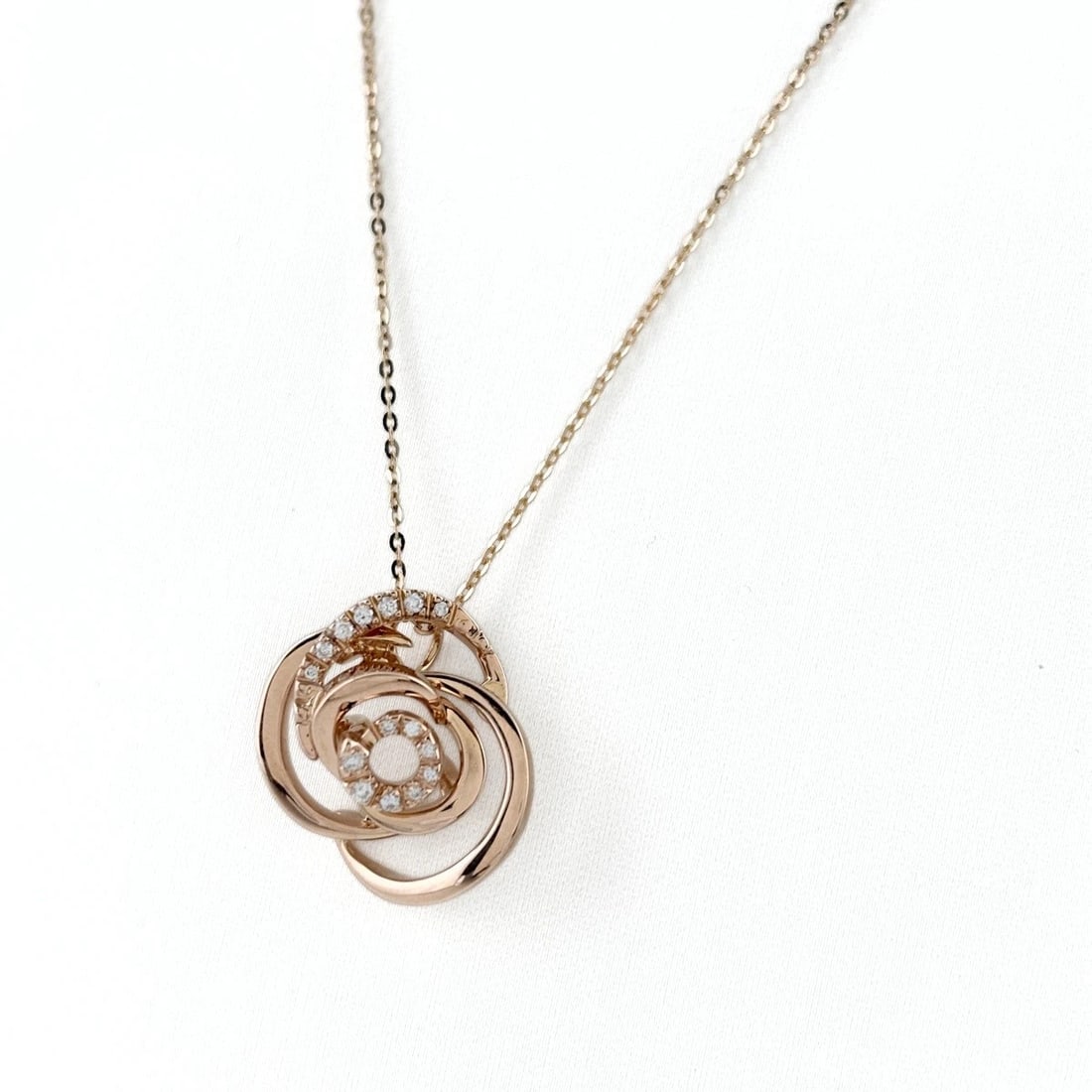 DAMIANI ROSE PINK GOLD PENDANT DIAMOND NECKLACE: Damiani Rose Pink Gold Pendant diamond Necklace Brand: Damiani Type/Style: Necklace Material: 750 Pink Gold, Main Stone/Creation Natural Color: Pink Gold Size: Chain width 0.9mm(0.0") Pendant size