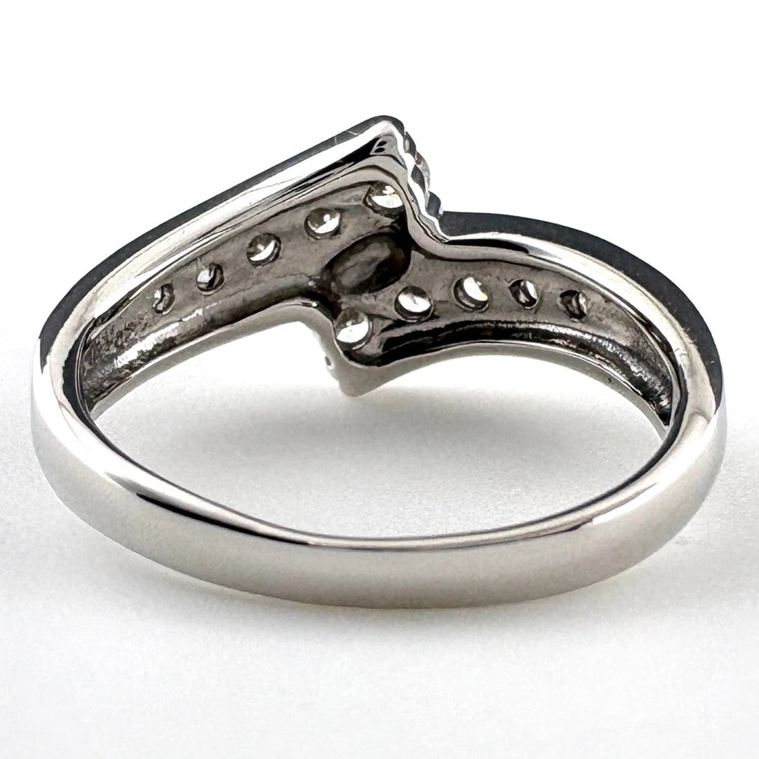 MELEE DIAMOND DESIGN PLATINUM RING - 4