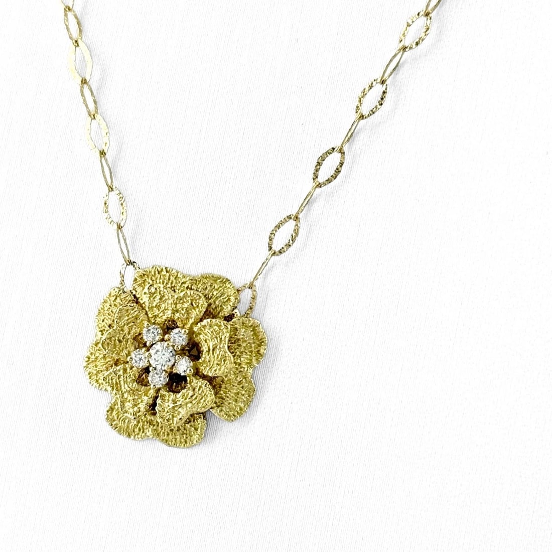 JEUNET FLOWER MOTIF DESIGN YELLOWGOLD PENDANT MELEE DIAMOND: Jeunet Flower motif design YellowGold Pendant melee diamond Brand: Jeunet Type/Style: Necklace Material: 75018KYellowGold, Main Stone/Creation Natural Color: YellowGold Size: Chain / code 46cm(18.1")