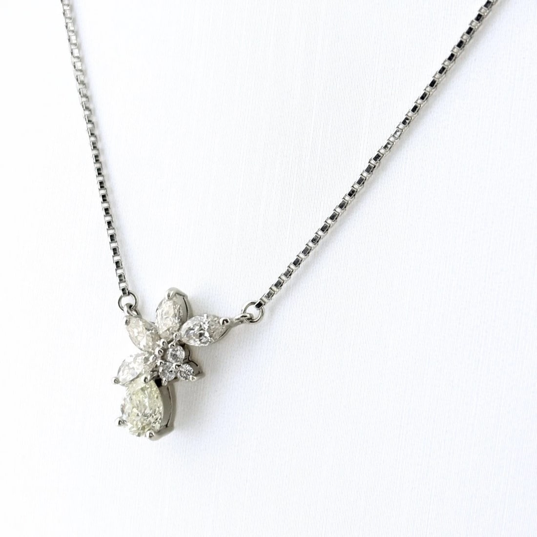 MELEE DIAMOND DESIGN NECKLACE PLATINUM PENDANT: melee diamond design necklace Platinum Pendant Brand: Unbranded Type/Style: Necklace Material: Pt850, Main Stone/Creation Natural Color: None Size: "Chain / code 41cm(16.1"")Chain width 0.9mm(0.0"")