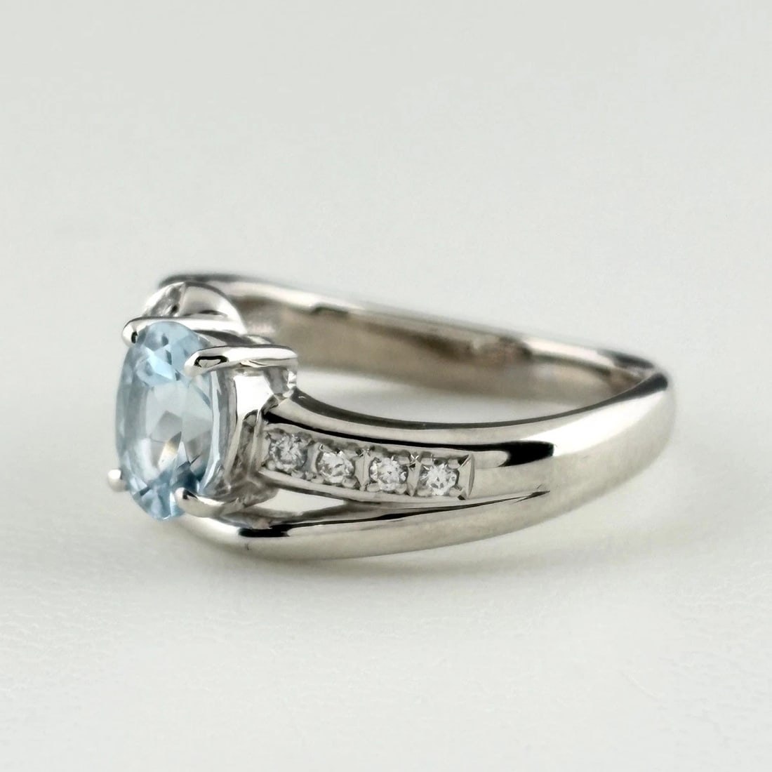 AQUAMARINE DESIGN PLATINUM MELEE DIAMOND RING: aquamarine design Platinum melee diamond Ring Brand: Unbranded Type/Style: Ring Material: Pt900, Main Stone/Creation AquamarineDiamond Color: None Size: US 6 Accessories: None Accessories Notice: