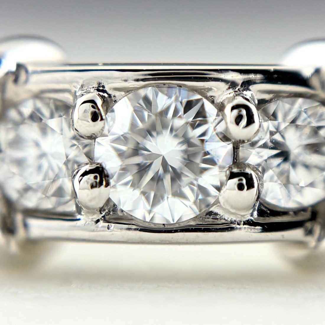 MELEE DIAMOND DESIGN PLATINUM RING - 2
