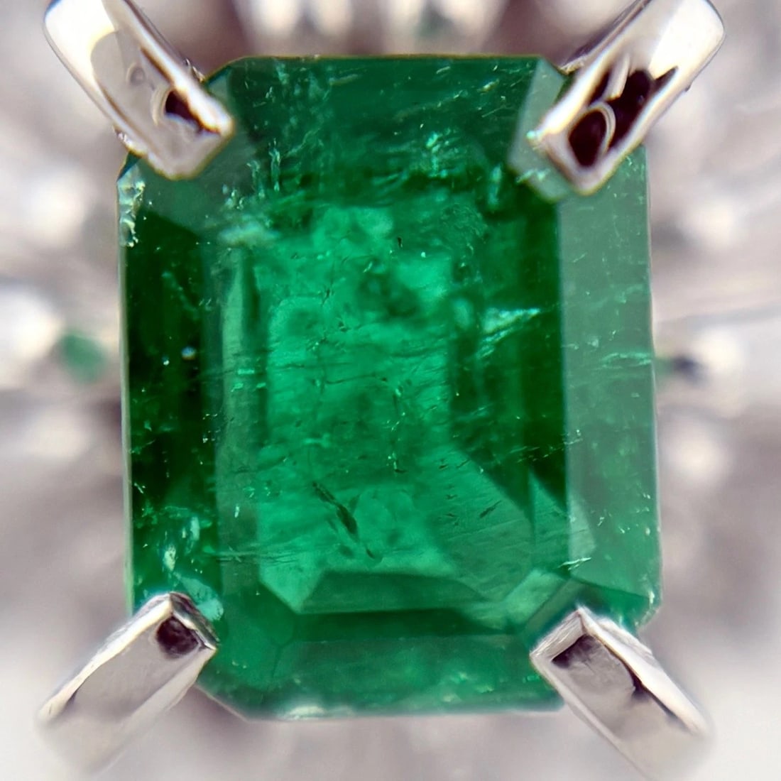 EMERALD DESIGN PLATINUM MELEE DIAMOND RING: emerald design Platinum melee diamond Ring Brand: Unbranded Type/Style: Ring Material: Pt900, Main Stone/Creation Emerald diamond Color: None Size: US 4.5 to 5 Accessories: None Accessorie