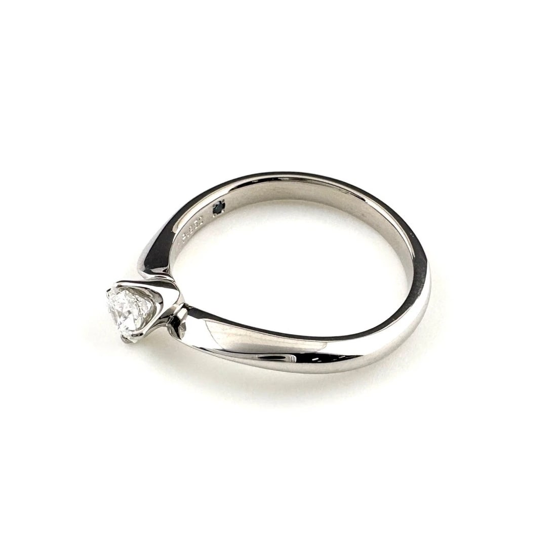 4? DIAMOND DESIGN PLATINUM RING: 4? diamond design Platinum Ring Brand: 4? Type/Style: Ring Material: Pt950, Main Stone/Creation Natural Color: None Size: US 5.5 Accessories: None Accessories Notice: When purchasing pre-o