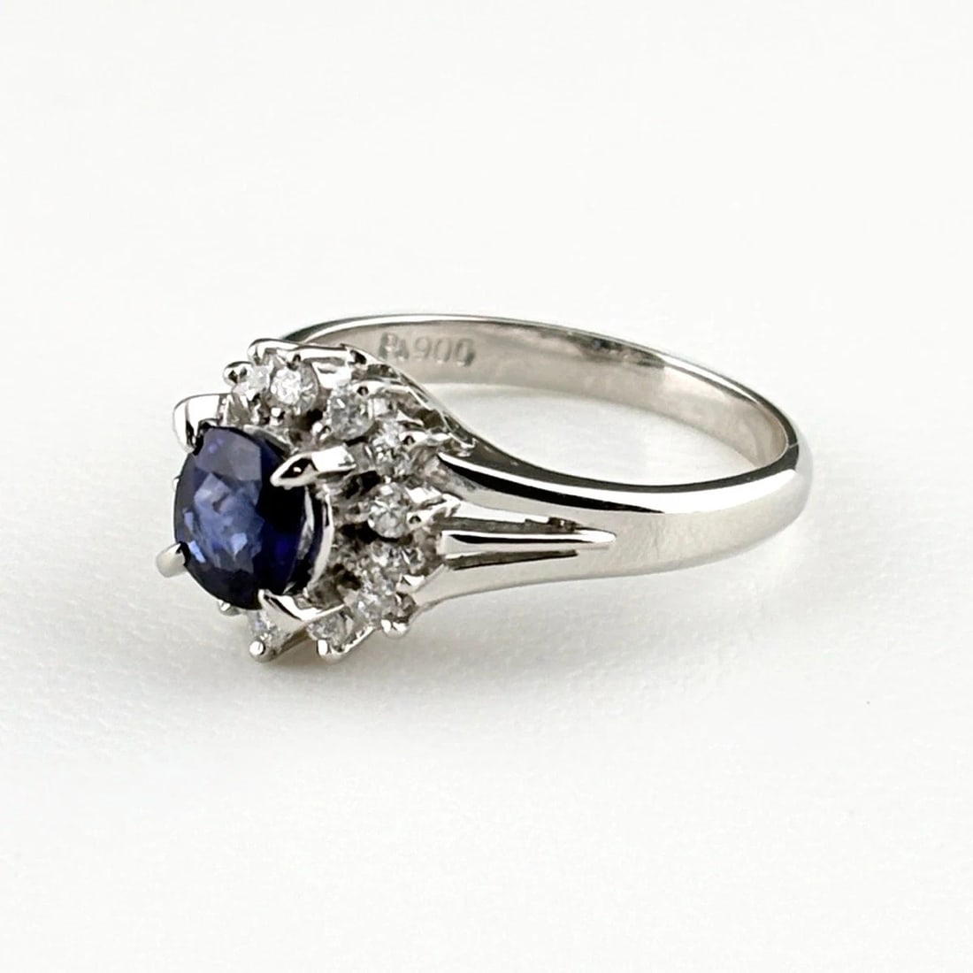 SAPPHIRE DESIGNPLATINUM MELEE DIAMOND RING: sapphire designPlatinum melee diamond Ring Brand: Unbranded Type/Style: Ring Material: Pt900, Main Stone/Creation sapphire diamond Color: None Size: US 4.5 to 5 Accessories: None Accessories Notice: