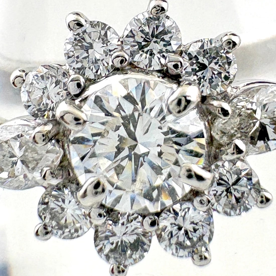 FLOWER MOTIF DESIGN PLATINUM MELEE DIAMOND RING: flower motif design Platinum melee diamond Ring Brand: Unbranded Type/Style: Ring Material: Pt900, Main Stone/Creation Natural Color: None Size: US 6.5 to 7 Accessories: None Accessories N