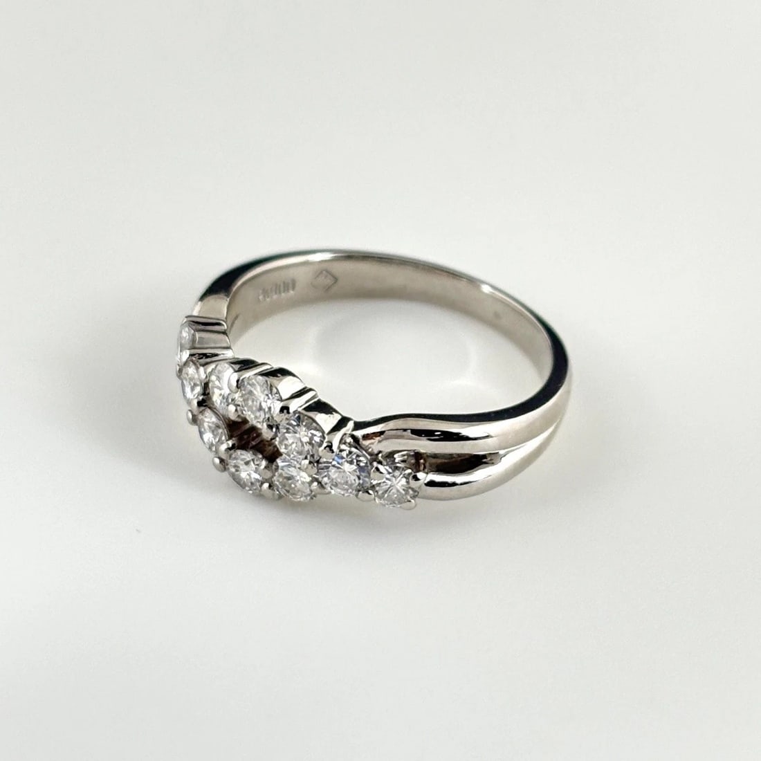 MELEE DIAMOND DESIGNPLATINUM RING: melee diamond designPlatinum Ring Brand: Unbranded Type/Style: Ring Material: Pt900, Main Stone/Creation Natural Color: None Size: US 5.5 to 6 Accessories: None Accessories Notice: When pu