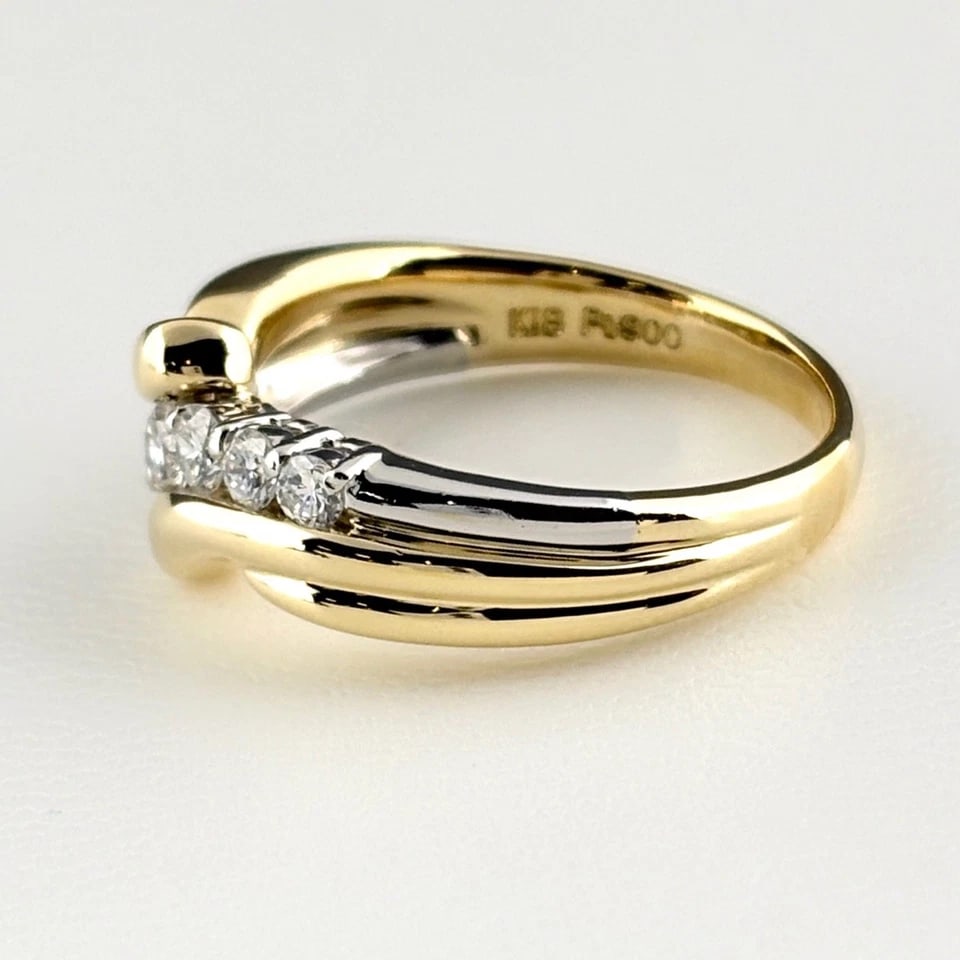MELEE DIAMOND DESIGNYELLOWGOLD PLATINUM RING: melee diamond designYellowGold Platinum Ring Brand: Unbranded Type/Style: Ring Material: 18K YG ?Pt900, Main Stone/Creation Natural Color: YG PT Size: US 7.5 to 8 Accessories: None Accesso