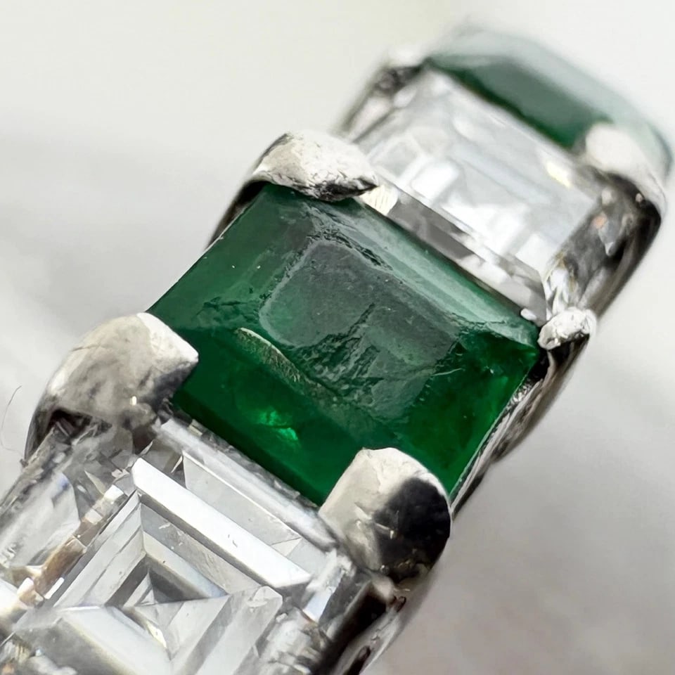 EMERALD DESIGN PLATINUM MELEE DIAMOND RING: emerald design Platinum melee diamond Ring Brand: Unbranded Type/Style: Ring Material: Pt900, Main Stone/Creation Emerald diamond Color: None Size: US 6 to 6.5 Accessories: None Accessorie