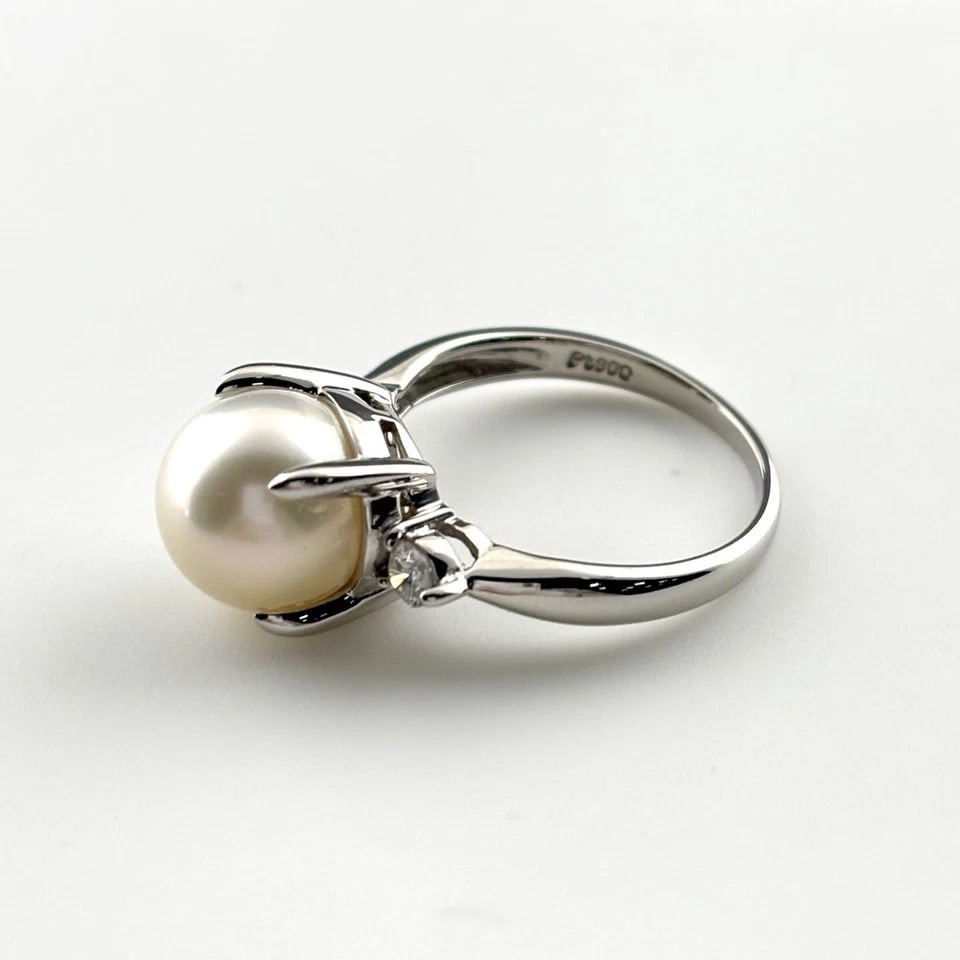 PEARL DESIGNPLATINUM MELEE DIAMONDL RING: pearl designPlatinum melee diamondl Ring Brand: Unbranded Type/Style: Ring Material: Pt900, Main Stone/Creation Pearl diamond Color: None Size: US 6.5 Accessories: None Accessories Notice: