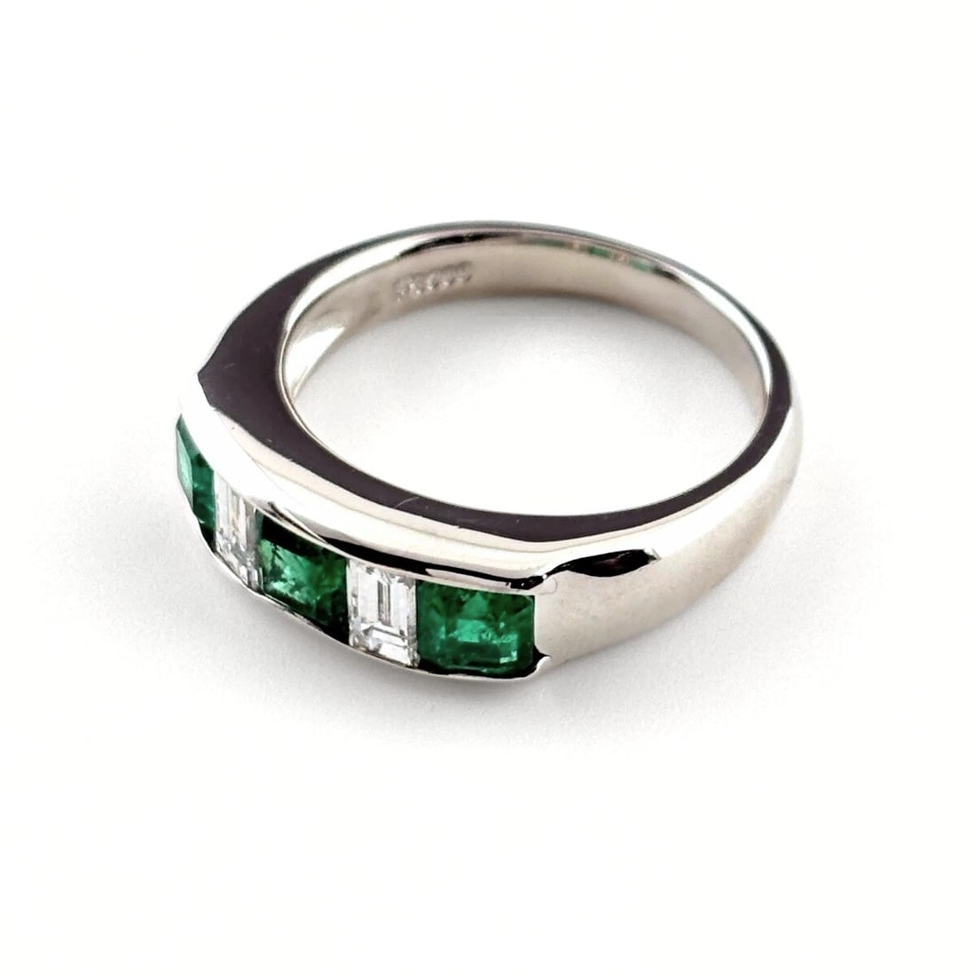 EMERALD DESIGN PLATINUM MELEE DIAMOND RING: emerald design Platinum melee diamond Ring Brand: Unbranded Type/Style: Ring Material: Pt900, Main Stone/Creation Emerald diamond Color: None Size: US 5.5 to 6 Accessories: None Accessories Notice: