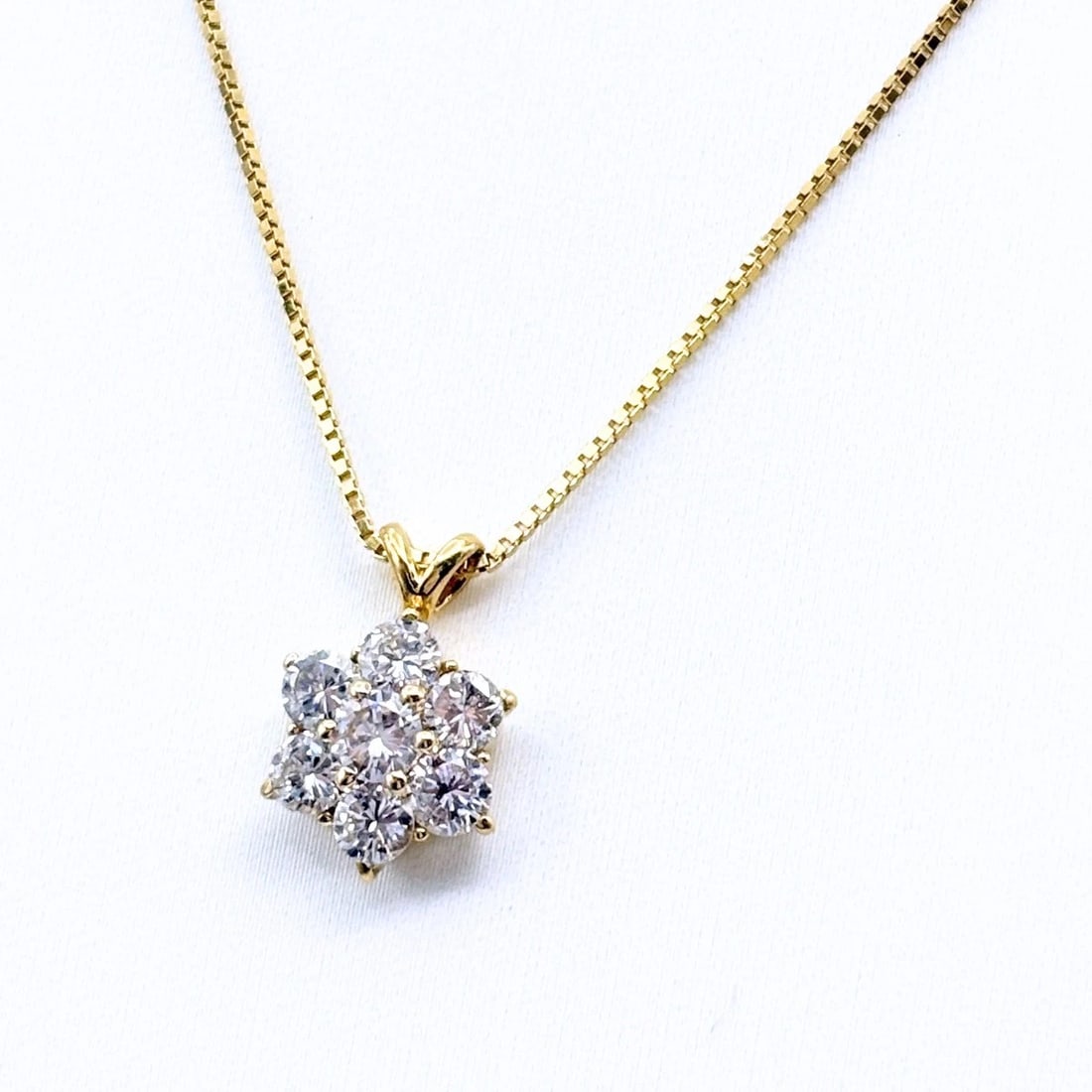 FLOWER MOTIF DESIGN NECKLACE YG PENDANT: Flower motif design Necklace YG Pendant Brand: Unbranded Type/Style: Necklace Material: 75018KYellowGold, Main Stone/Creation Natural Color: YellowGold Size: Chain / code 40cm(15.7")Chain width
