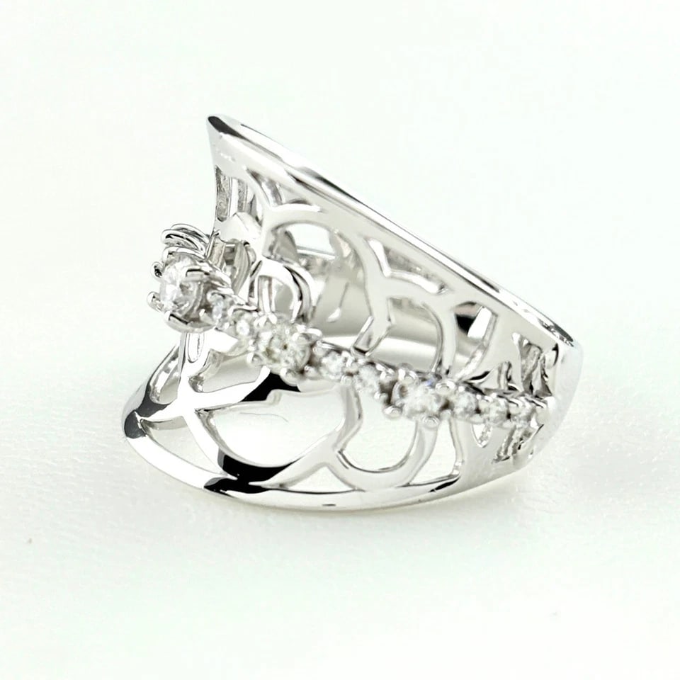 FLOWER MOTIF DESIGN WHITEGOLD RING MELEE DIAMOND FLOWER RING: flower motif design WhiteGold Ring Melee Diamond Flower Ring Brand: Unbranded Type/Style: Ring Material: 18K WG, Main Stone/Creation Natural Color: WG Size: US 6 to 6.5 Accessories: None Accessories