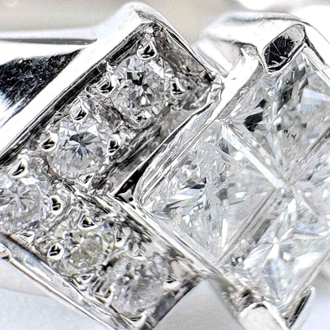 MELEE DIAMOND DESIGN PLATINUM RING - 3