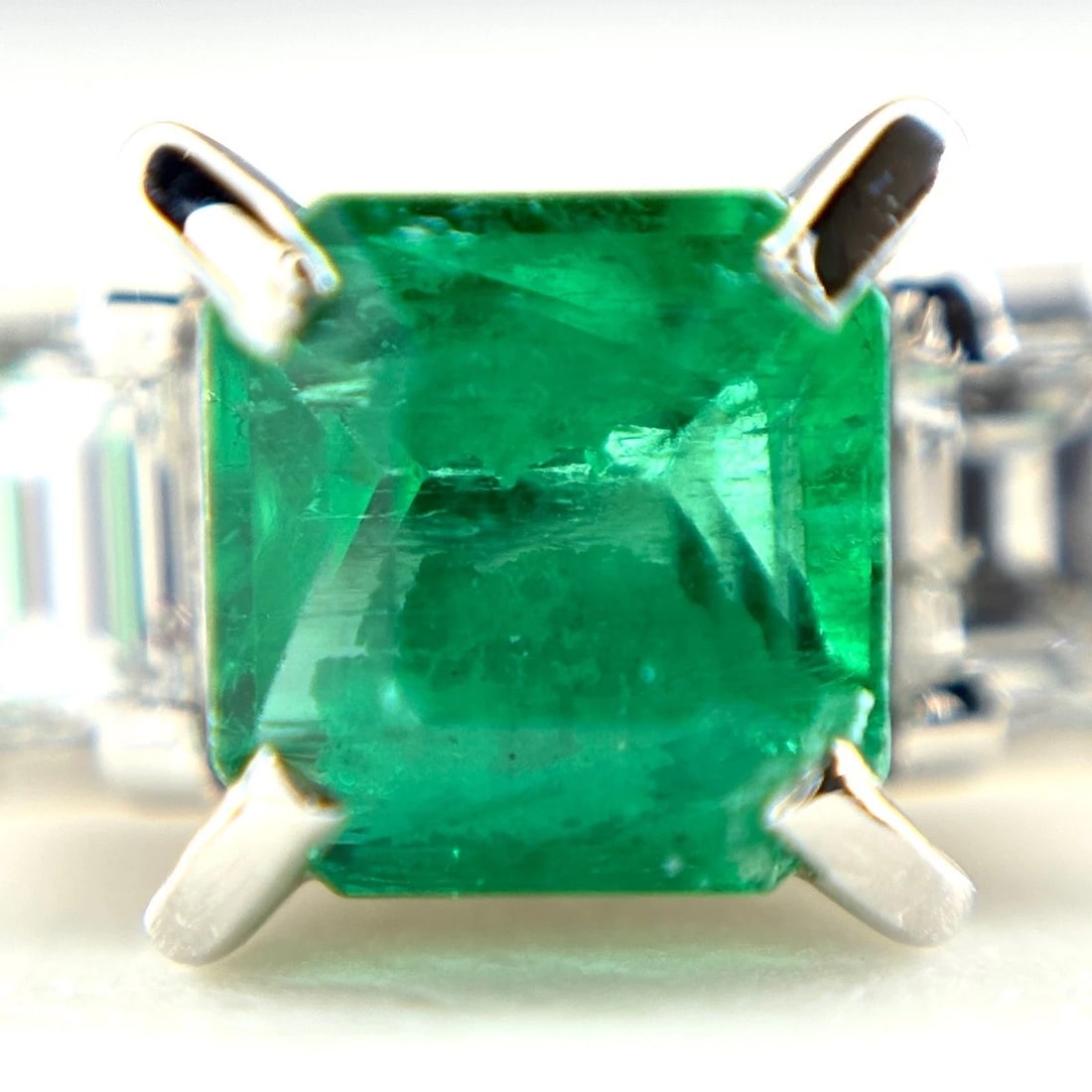 EMERALD DESIGN PLATINUM MELEE DIAMOND RING: emerald design Platinum melee diamond Ring Brand: Unbranded Type/Style: Ring Material: Pt900, Main Stone/Creation Emerald diamond Color: None Size: US 4.5 to 5 Accessories: None Accessorie