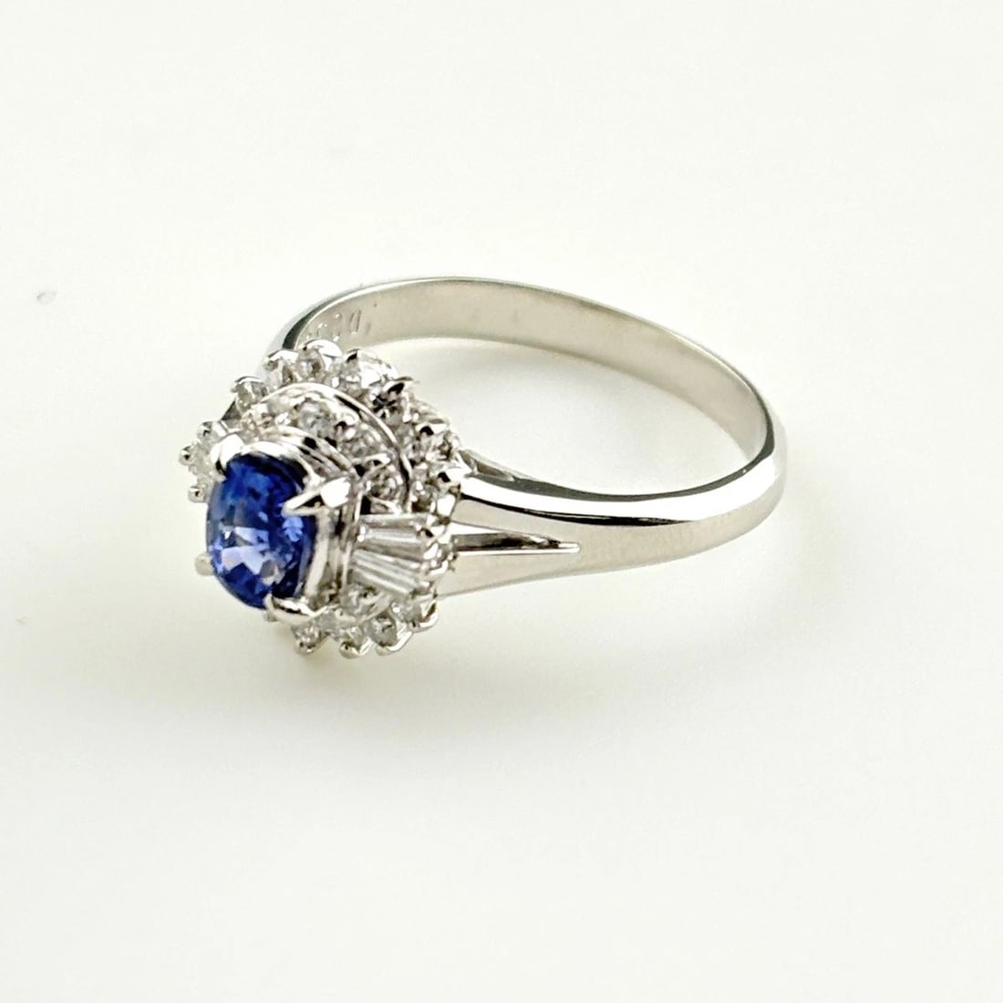 SAPPHIRE DESIGN PLATINUM MELEE DIAMOND RING: sapphire design Platinum melee diamond Ring Brand: Unbranded Type/Style: Ring Material: Pt900, Main Stone/Creation sapphire diamond Color: None Size: US 6.5 to 7 Accessories: None Accessor