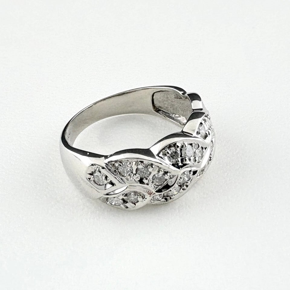 MELEE DIAMOND DESIGN PLATINUM RING: melee diamond design Platinum Ring Brand: Unbranded Type/Style: Ring Material: Platinum900, Main Stone/Creation Natural Color: None Size: US 6.5 to 7 Accessories: None Accessories Notice: