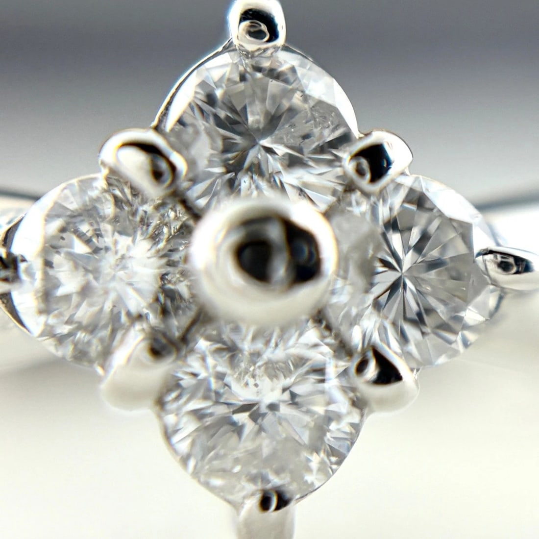 MELEE DIAMOND DESIGN PLATINUM RING - 2