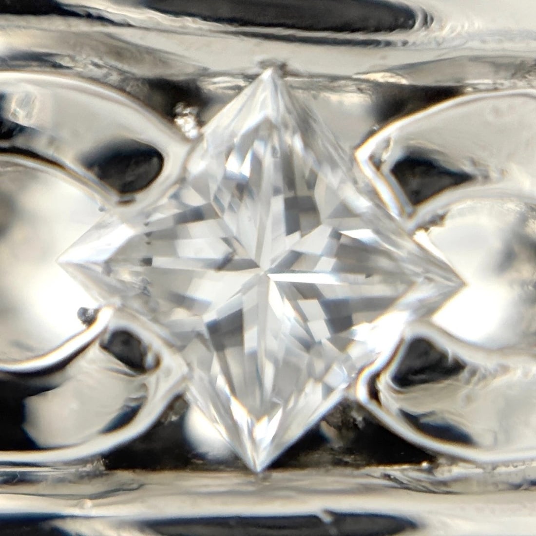 MELEE DIAMOND DESIGN PLATINUM RING - 2
