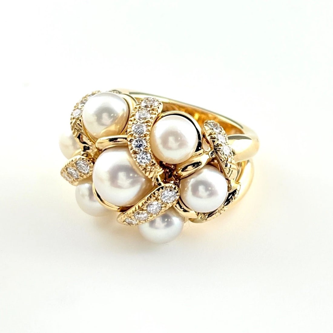 DESIGN YG YELLOWGOLD MELEE DIAMOND PEARL RING: design YG YellowGold melee diamond pearl Ring Brand: Unbranded Type/Style: Ring Material: 18KYellowGold, Main Stone/Creation Pearl diamond Color: YellowGold Size: US 6 to 6.5 Accessories: None