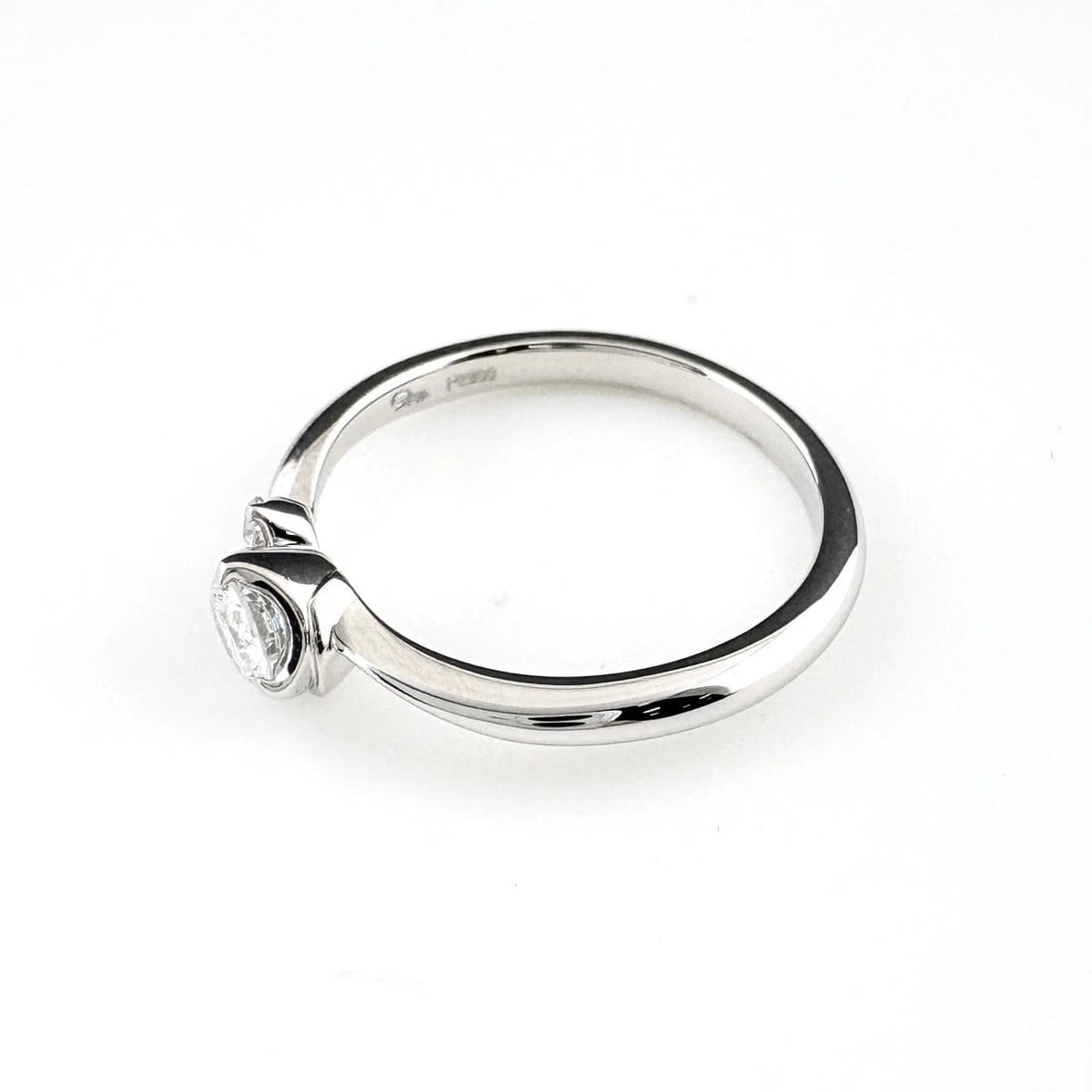 STAR JEWELRY DIAMOND DESIGN PLATINUM RING: STAR JEWELRY diamond design Platinum Ring Brand: STAR JEWELRY Type/Style: Ring Material: Pt950, Main Stone/Creation Natural Color: None Size: US 3.5 to 4 Accessories: None Accessories Noti