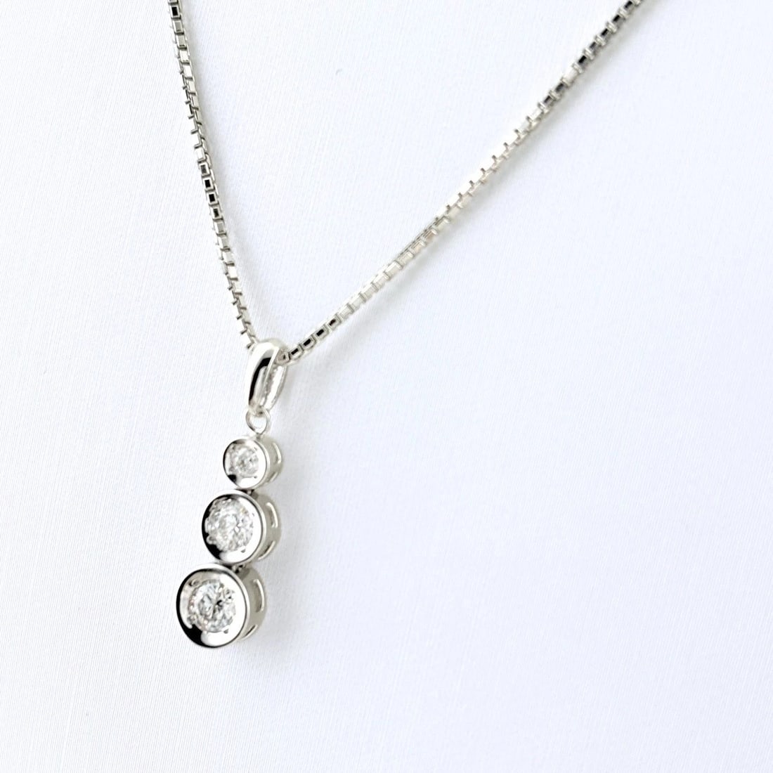 MELEE DIAMOND PENDANT NECKLACE K14 WG: melee diamond Pendant Necklace K14 WG Brand: Unbranded Type/Style: Necklace Material: K14 WG, Main Stone/Creation Natural Color: White Gold Size: Chain / code 45cm(17.7")Chain width 0.9mm(0.0") Total 