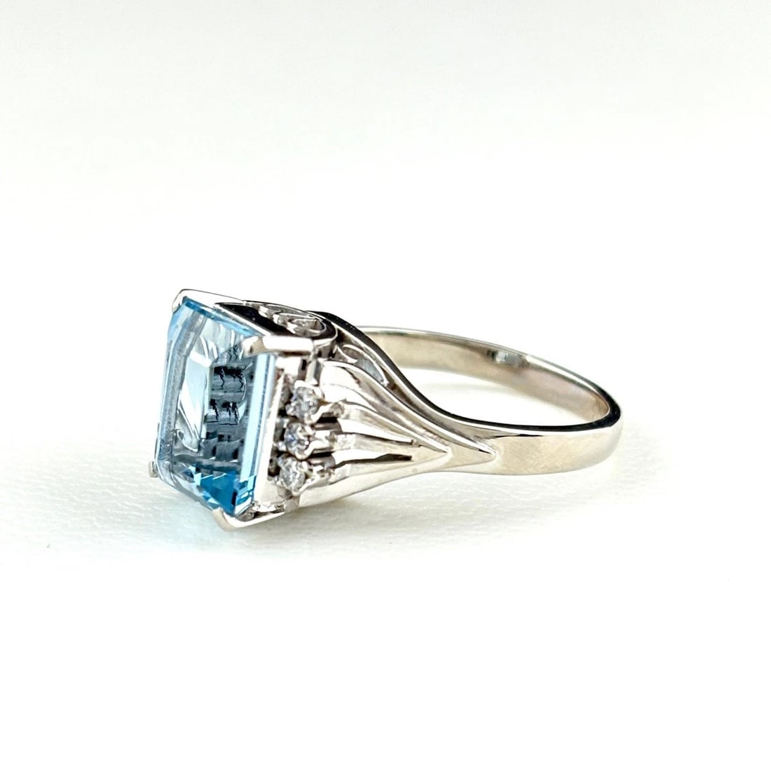 AQUAMARINE DESIGN PLATINUM MELEE DIAMOND RING (1 of 2)