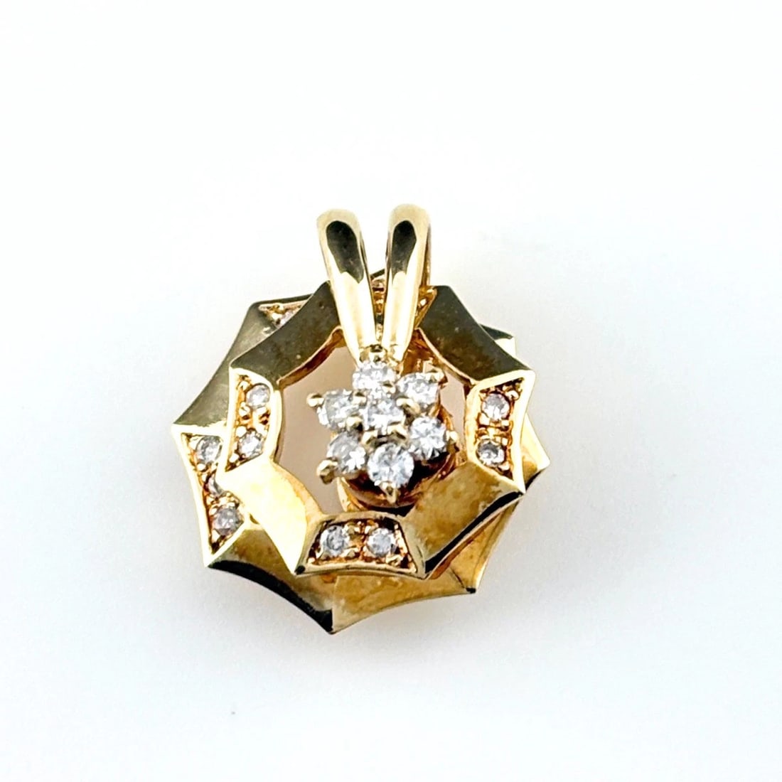 MELEE DIAMOND YELLOWGOLD PENDANT HEAD: melee diamond YellowGold Pendant Head Brand: Unbranded Type/Style: Pendant Head Material: 18KYG, Main Stone/Creation Natural Color: YellowGold Size: Total length of the pendant head including a bail